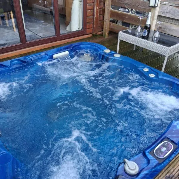 Redwood lodge with luxury hot tub at Three lochs holiday park, Hotel in Balminnoch