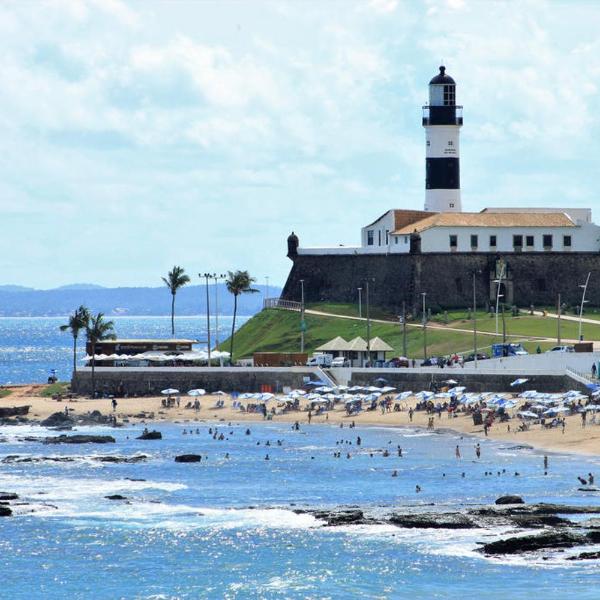 Apartamento em frente a praia , circuito do carnaval ao lado do farol da barra