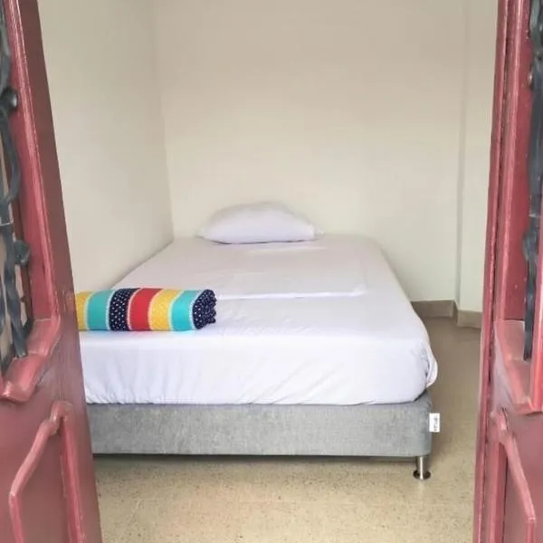 Cama nueva doble con balcón cerca del parque principal, Hotel in La Ceja