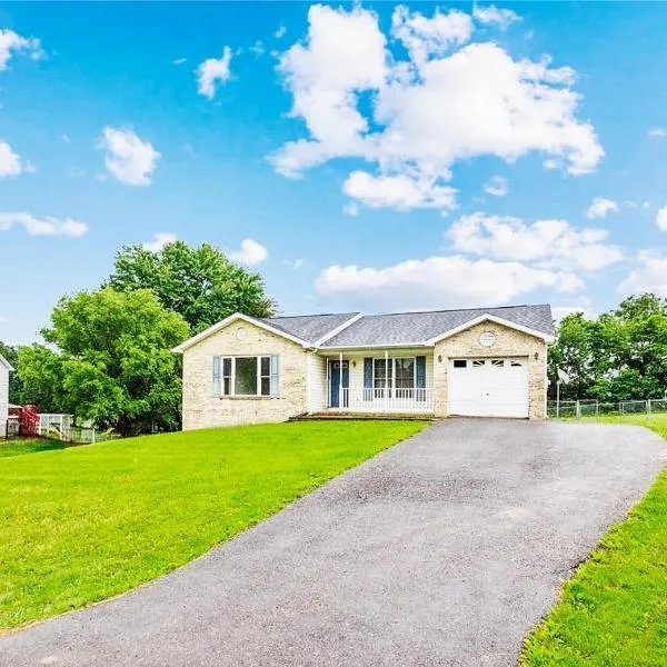 Pristine 3BR & 2bath Ranch style Near I-81 Hospitals & Downtown Martinsburg, מלון במרטינסבורג