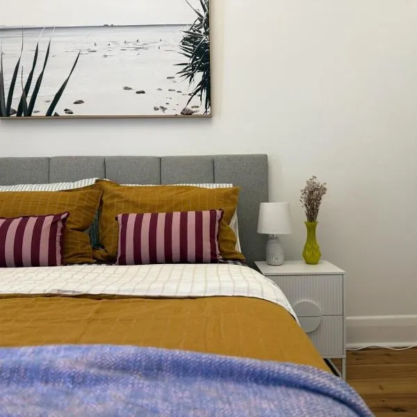 Glenelg Beachside Bungalow - just steps from the sea!, מלון בגלנלג