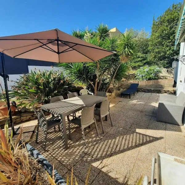 Charmante dépendance en rez de jardin d'une maison, hotel in La Ciotat