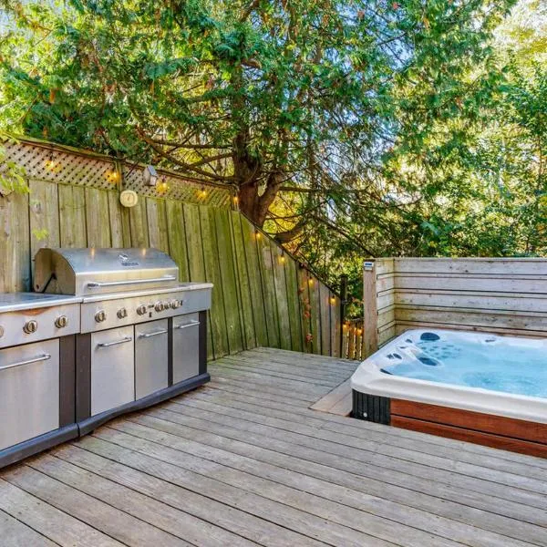 टोरंटो में, होटल Hot Tub with Backyard Play Area