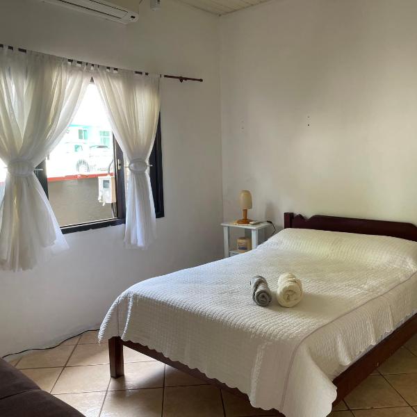 Casa Inteira a 100 m da Praia da Enseada em São Francisco do Sul com 2 Quartos para 6 Hóspedes Ar-Condicionado WiFi e Estacionamento - Foto 2