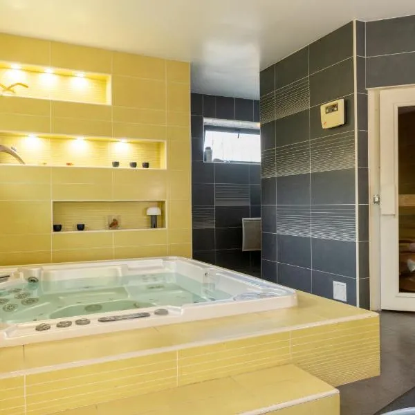 Domaine de Godchure - Gîte 11 pers Jacuzzi & Sauna, hotel u gradu 'Saint-Hubert'