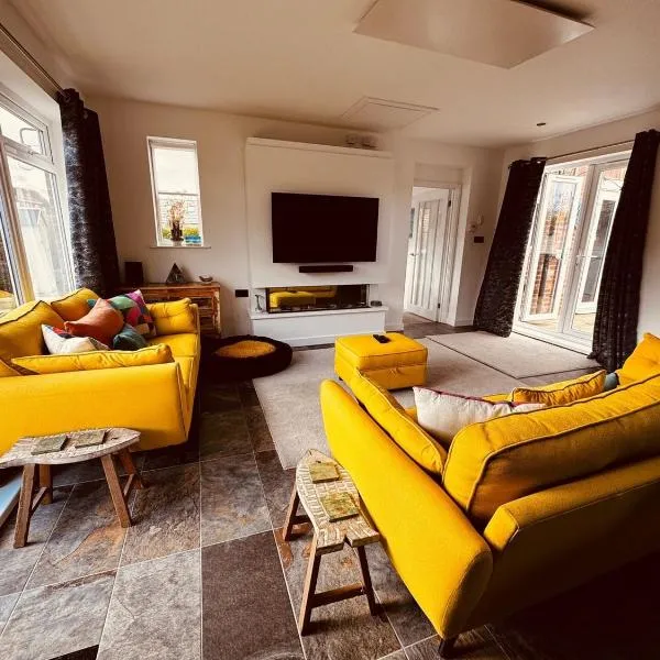 Rosedene | Modern Family Bungalow | Hot Tub, hotel a Lowestoft