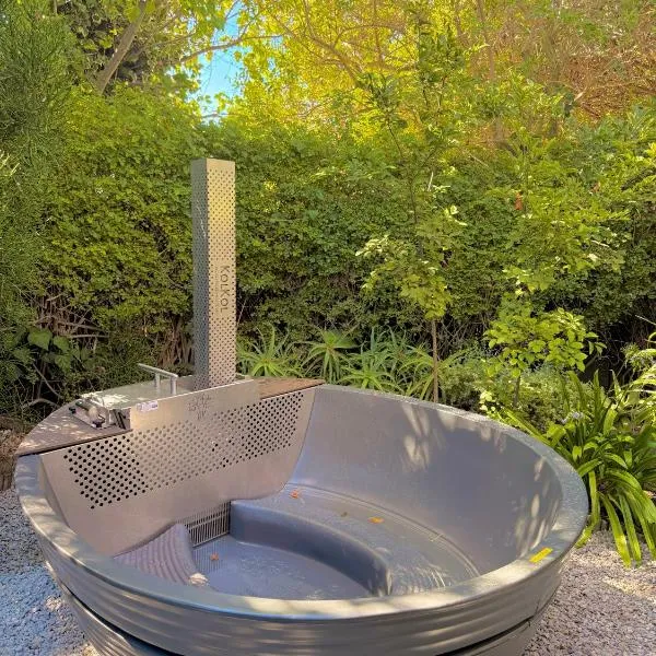 Loft Escape in Onrus with Hot Tub- 2km from beach、ヘルマナスのホテル