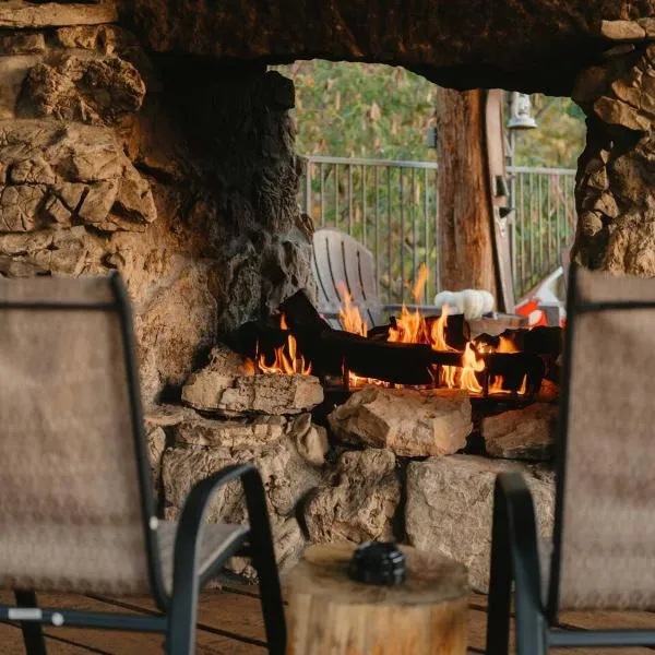 Stonegate Lodge Saltwater Pool 2 Queen Beds Firepit Fast WiFi Room #307, hotel en Eureka Springs