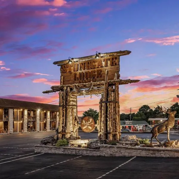 Stonegate Lodge King Bed Fast WiFi 40in TV Salt Water Pool Room #309, hótel í Eureka Springs