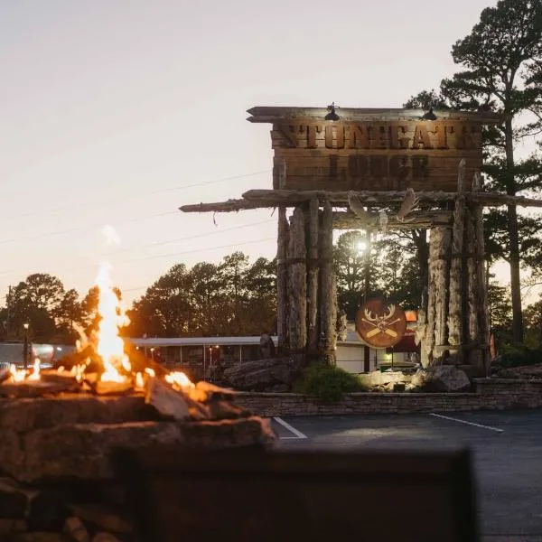 Stonegate Lodge King Bed, WiFi, 50in TV, Fire Pit, Salt Water Pool Room # 310, hótel í Eureka Springs