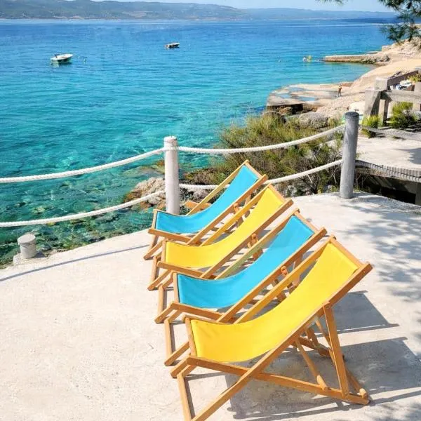 Family home away on the beach, free parking at the house, hotel in Marusici