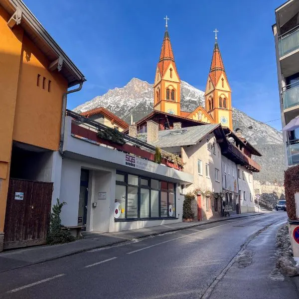 Mitten im Zentrum Ferienwohnungen mit sonniger Terrasse, hotel di Telfs