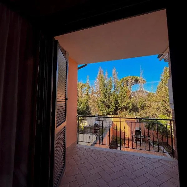 RESIDENZA I GIRASOLI - Spacious private house near the sea, quiet residential area - Lido dei Pini ANZIO, хотел в Анцио