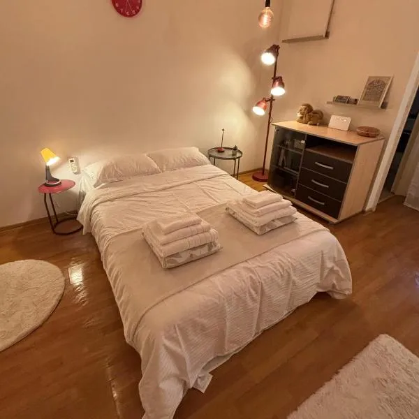 Cozy apartment in Drumul Taberei, Hotel in Bukarest