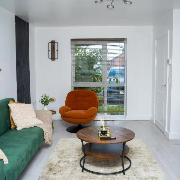 Modern 2BR Home in Manchester Co-op live parking, Hotel in Manchester