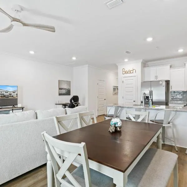 Family home near boat launches, beaches, and The Wharf! King bed and pet friendly, hotel en Orange Beach