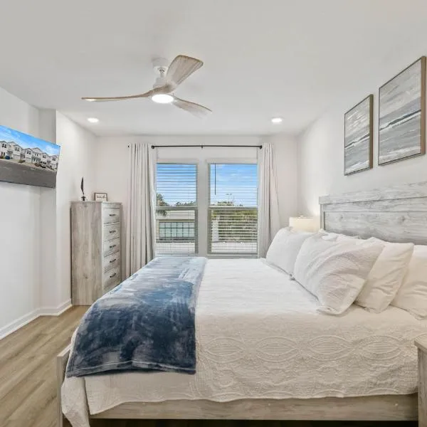 Family home near boat launches, beaches, and The Wharf! King bed and pet friendly, hotel i Orange Beach
