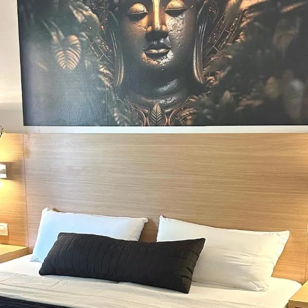 Born to Chill Central Stay with Pool, Parking & Balcony, hotel en Lloret de Mar