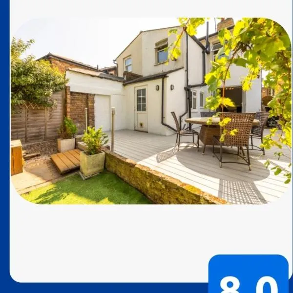 Charming 3BR Victorian House with Parking - 10 Mins to Kingston, hotel in Kingston upon Thames