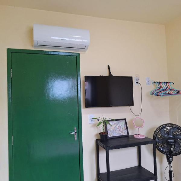 Quarto TOP perto do Centro e Praias AR TV Wifi Cozinha Lavadora - Foto 2