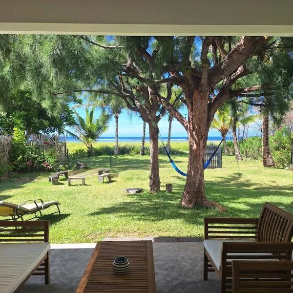 Salty Toes Beach House - Beachfront Escape near Bel Ombre with Garden & WiFi, hotel din Riambel