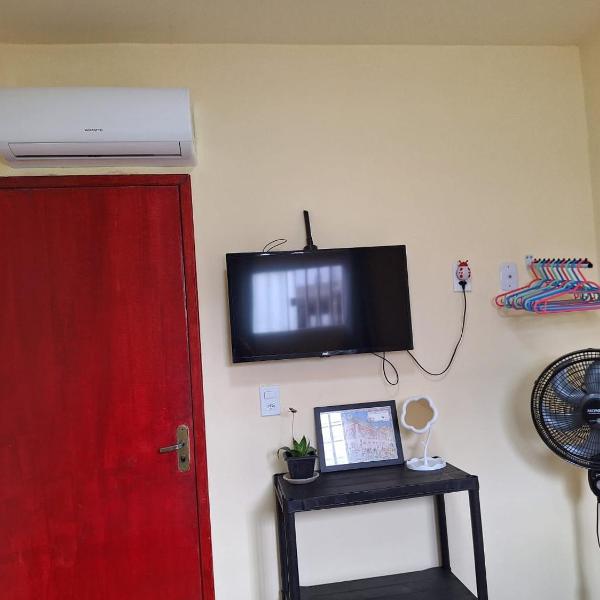 Quarto UP perto do Centro e Praias AR TV Wifi Cozinha Lavadora - Foto 2