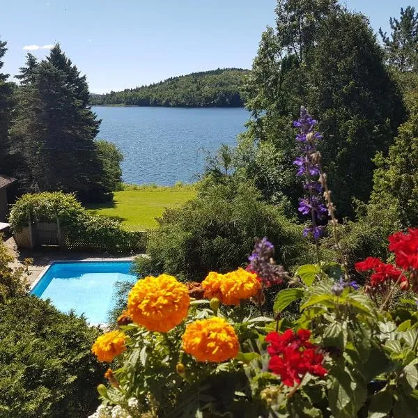 Private Guest Suite with 2 Rooms, Pool, Lake Access, hotel en Stoneham
