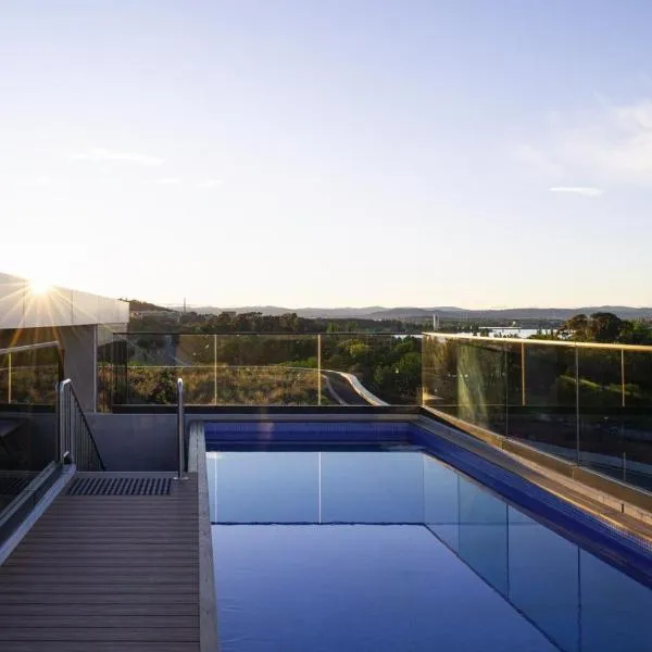 Chada by Cadiz Properties - 2 Bedroom Apartment with Lakeview Pool, within CBD and Beside Commonwealth Park, hótel í Canberra