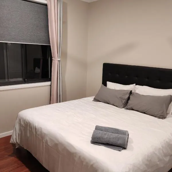 Serenity Suite Sunnybank Hills 2-Bedroom Suite with Kitchen, Hotel in Brisbane