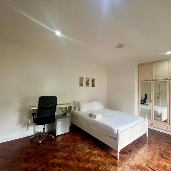 Layover Guesthouse, хотел в Манила