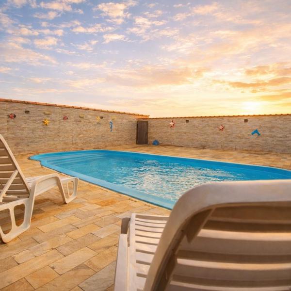 Casa com piscina em frente à lagoa e a 600m da praia