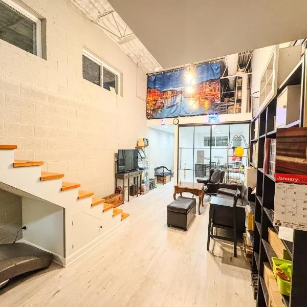 Comfort West Urban Chicago loft house, khách sạn ở Chicago