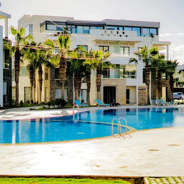 Luxury 3-Bedroom Apartment with Pool & near Beach in Agadir Bay, hotelli kohteessa Agadir