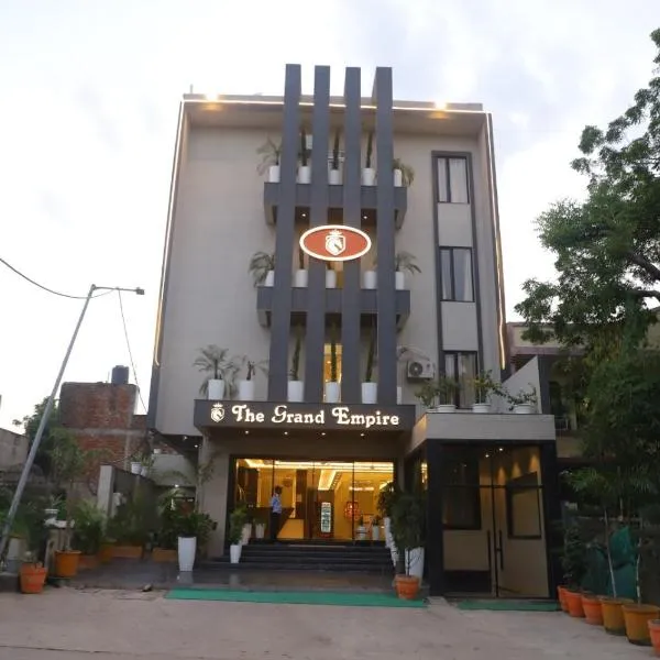 Hotel Grand Empire, Banquet, Swimming Pool with Taj View, hotel di Agra