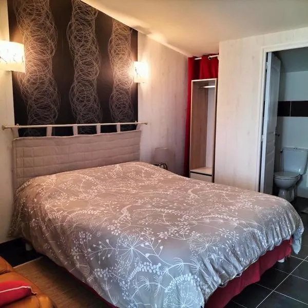 A l'orée des champs, 3 étoiles, climatisé, lit king-size, piscine d'été, готель у місті La Creche