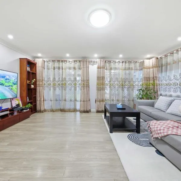 Spacious 4BR House for 10 Guests Free Parking Near Olympic Park, Hotel in Regents Park