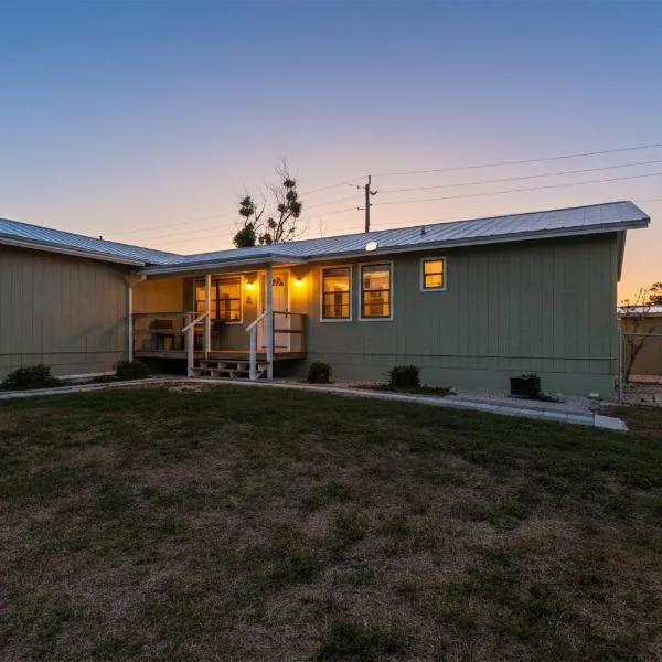 Bright Furnished Home in Coastal، فندق في إنغلوود