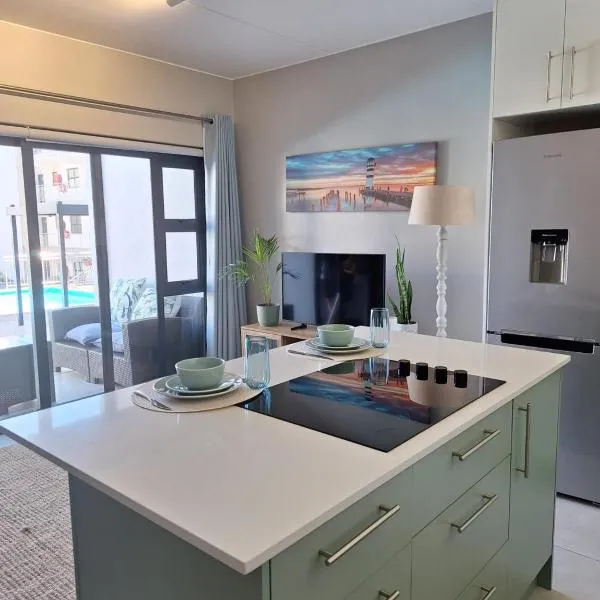 Sunny Stay - Cool By The Pool - Nivica Lifestyle Apartment - Langebaan: Langebaan şehrinde bir otel