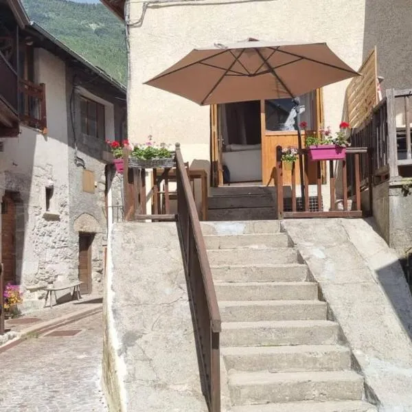 maison de village au calme dans quartier médiéval – hotel w mieście Saint-Crépin