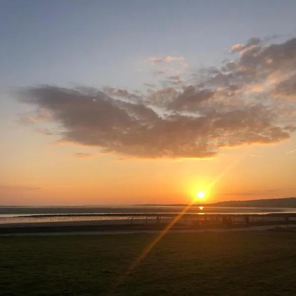 Cosy Panoramic Sea Views with North Dock Balcony, hotell i Llanelli