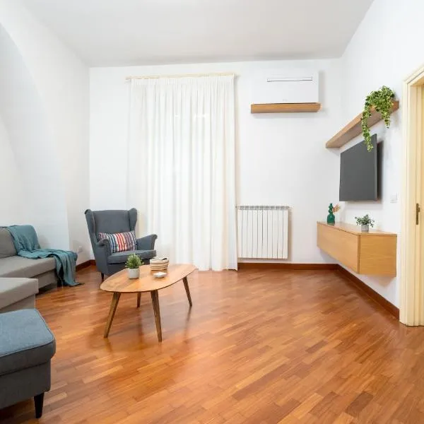 Casa degli Artisti, a spacious apartment in the center, хотел в Катания
