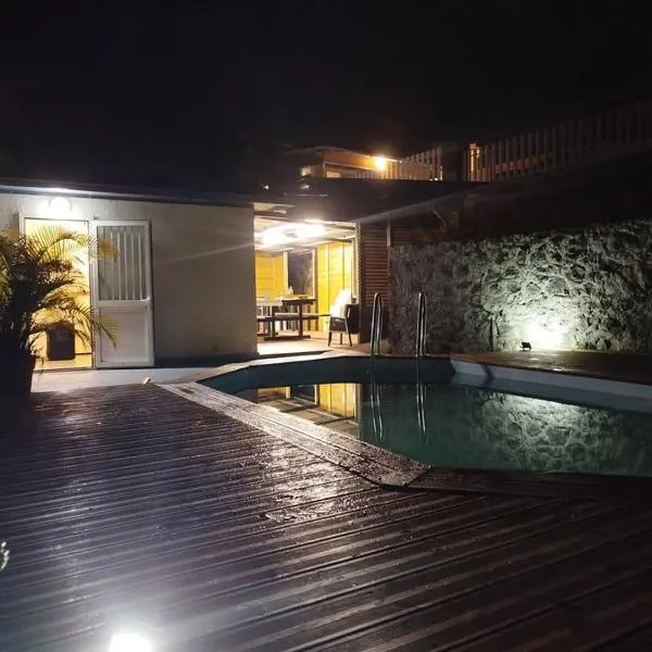 Location Saisonnière Les Caféiers – hotel w mieście Le Tampon