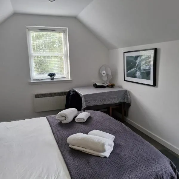 Cosy Private Flat - Pet Friendly, хотел в Киримюър