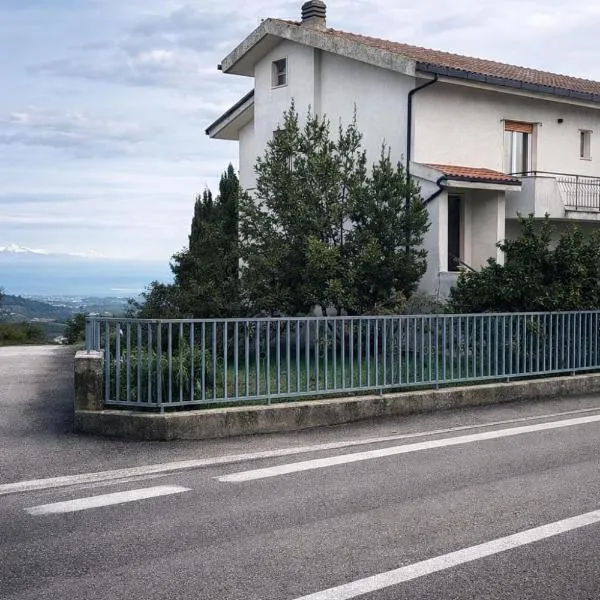 Da Jack Apartment with garden and parking, Penne Ideal for families and pets, хотел в Penne