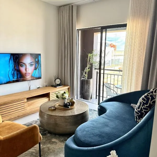 Urban Bleu - Modern 1 Bed Executive Apartment in Sarona Gaborone with WiFi Free Parking and Pool, ξενοδοχείο σε Γκαμπορόνε
