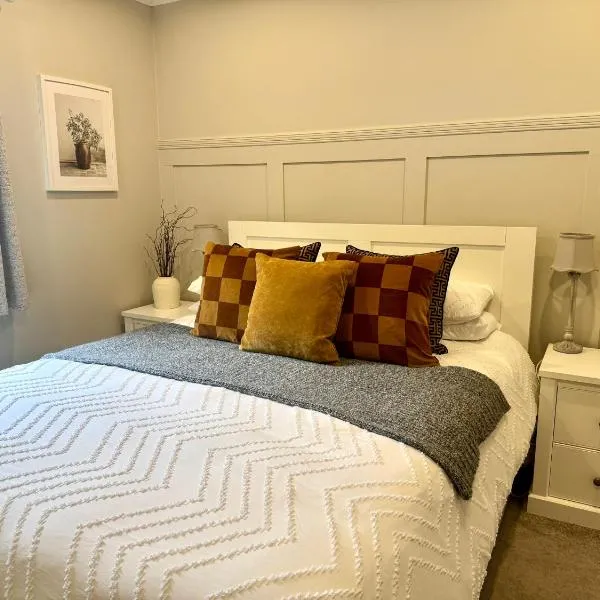 Holly Lodge - 2 x Kingsize bedrooms with private entrance and free parking-new shower room, hotel a Oban