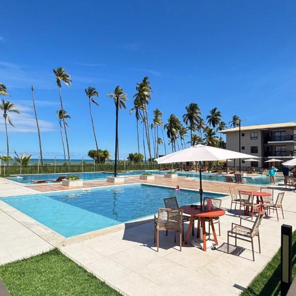 Apartamento com varanda pé na praia em condomínio
