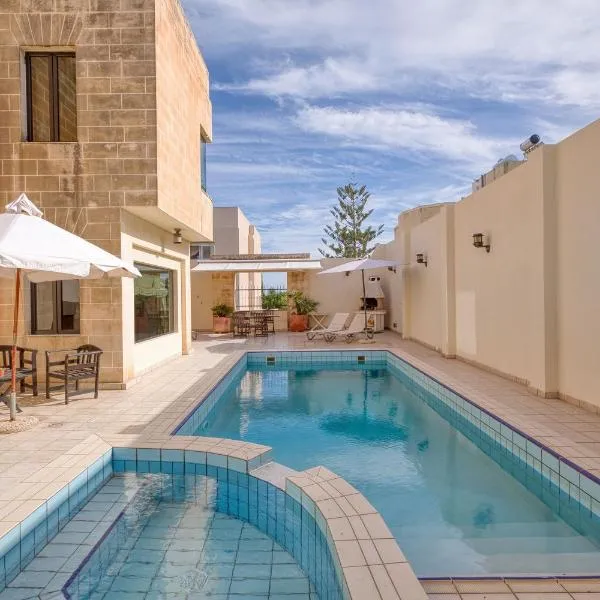 Luxurious Villa with pool, hotel di Il-Mielaħ