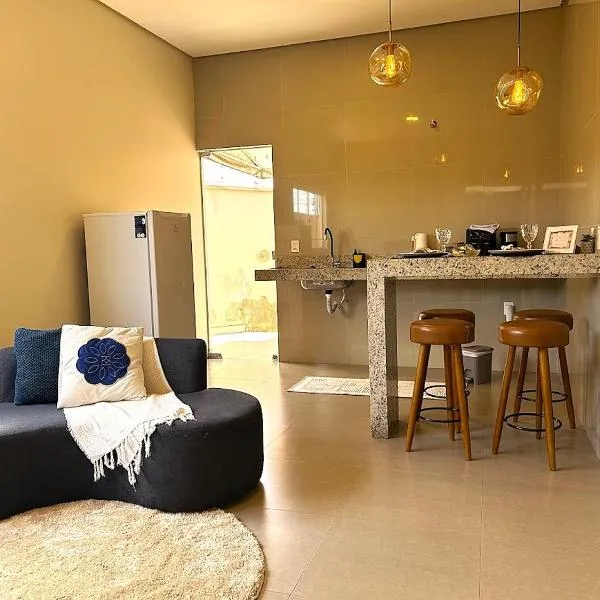 Casa 04 - Casa com 2 quartos, sendo uma suíte localizada próximo a rodoviária e o aeroporto, хотел в Палмас