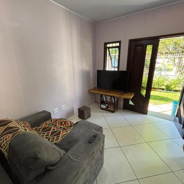 Kitnet simples com cara de casa, aconchegante, tranquilo e iluminado